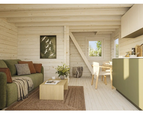 Intérieur d'un salon avec murs en bois, canapé, table et kitchenette