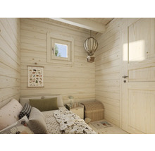 Pièce en bois clair avec lit, fenêtre, porte et éléments décoratifs