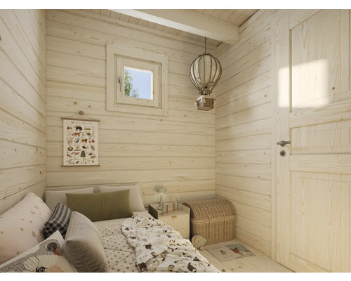 Pièce en bois clair avec lit, fenêtre, porte et éléments décoratifs