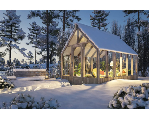 Wintergarten mit Holzrahmen und schneebedecktem Dach im winterlichen Garten