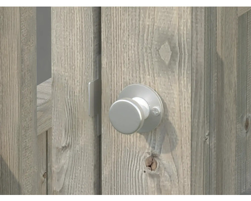 Detailansicht eines Gartentors mit Drehknopfverschluss aus Metall an einer Holzwand