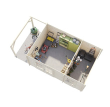 Vue de dessus d'une cabane de jardin en bois avec des outils de jardinage, des jouets et des vélos