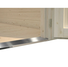 Vue détaillée d'un seuil de porte métallique dans une maison en bois