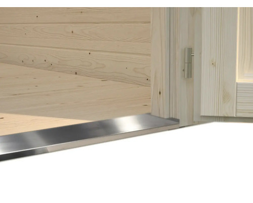 Vue détaillée d'un seuil de porte métallique dans une maison en bois