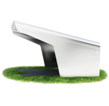 Metallunterstand auf Rasenfläche