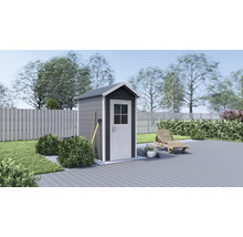 Gartenszene mit Gerätehaus, Gartenzaun und Liegestuhl