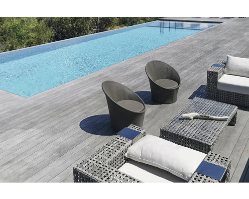 Aussenbereich mit Schwimmbad, Terrasse mit Sitzgruppe und Korbsesseln