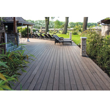 Holzterrasse mit Liegestühlen im Aussenbereich.