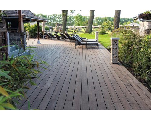 Holzterrasse mit Liegestühlen im Aussenbereich.