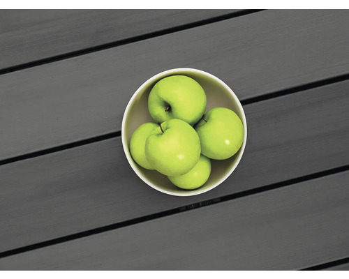 Schale mit Äpfeln auf Holztisch