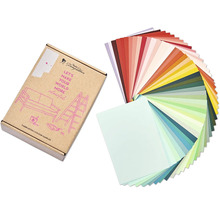 Farbfächer und Verpackung mit Aufschrift und Illustrationen