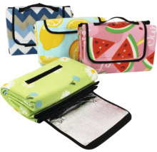 Quatre couvertures de pique-nique avec poignées et différents motifs