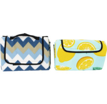 Deux couvertures de pique-nique pliées avec poignées et motifs différents.