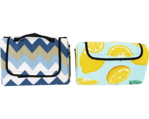 Deux couvertures de pique-nique pliées avec poignées et motifs différents.