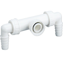 Weisses Kunststoffrohr mit T-Stück und Winkelstücken