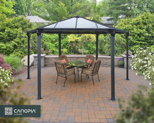 Pavillon avec table et chaises dans le jardin