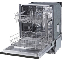 Geöffneter Geschirrspüler mit zwei Körben und Besteckkorb