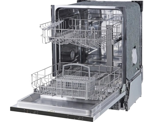 Geöffneter Geschirrspüler mit zwei Körben und Besteckkorb
