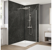 Cabine de douche avec paroi arrière effet marbre noir, receveur de douche et robinetterie de douche dans la salle de bain