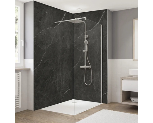 Cabine de douche avec paroi arrière effet marbre noir, receveur de douche et robinetterie de douche dans la salle de bain