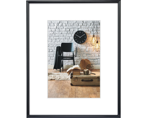 Bilderrahmen Kunststoff Sevilla schwarz Kunstglas 21x29,7 cm (DIN A4) Dekoratives gerahmtes Bild mit Stuhl, Uhr und Reisekoffer vor einer Ziegelwand