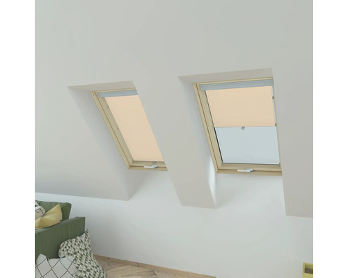 Zwei Dachfenster mit Rollos in einem hellen Raum