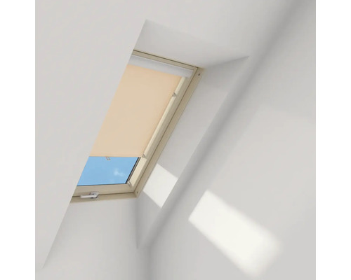 Dachfenster mit teilweise geschlossenem Rollo in einem hellen Raum