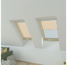 Zwei Dachfenster mit Rollos in einem hellen Raum.