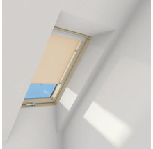 Dachfenster mit teilweise heruntergelassenem Rollo