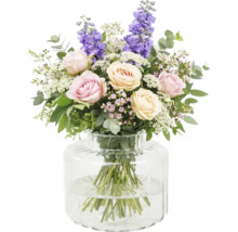 Bouquet de roses et de pied-d'alouette dans un vase en verre