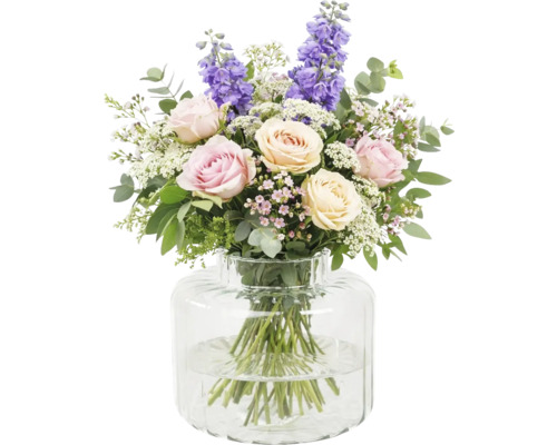 Bouquet de roses et de pied-d'alouette dans un vase en verre