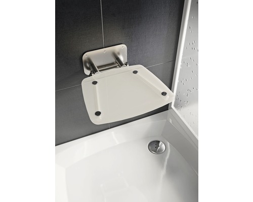 Klappbarer Duschsitz an einer Duschwand montiert