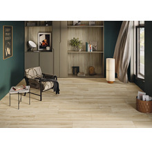 Salon avec étagères et parquet en bois clair