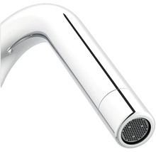 Vue détaillée d'un robinet chromé