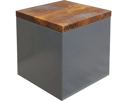 Würfelförmiger Beistelltisch mit Geiger Logo