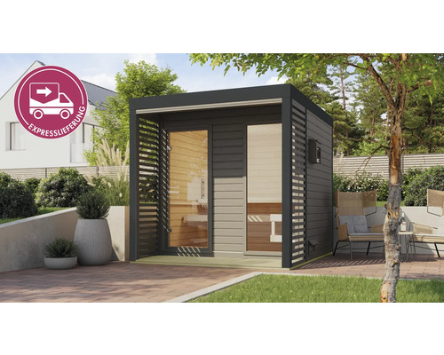 Gartensauna mit Holzwänden und Glastür neben Sitzgelegenheiten im Garten