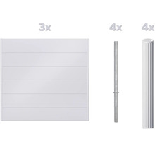 Trois éléments de clôture et quatre poteaux de clôture