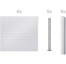 Quatre éléments de clôture et cinq poteaux de clôture métalliques