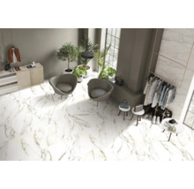 Pièce lumineuse avec sol en marbre, fauteuils et portant à vêtements