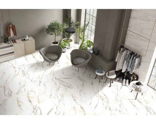 Pièce lumineuse avec sol en marbre, fauteuils et portant à vêtements