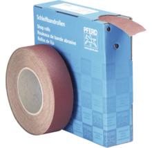 Rouleau de bande abrasive à côté d'un emballage de rouleaux de bande abrasive de Pferd