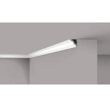 Corniche décorative blanche sur un plafond de pièce