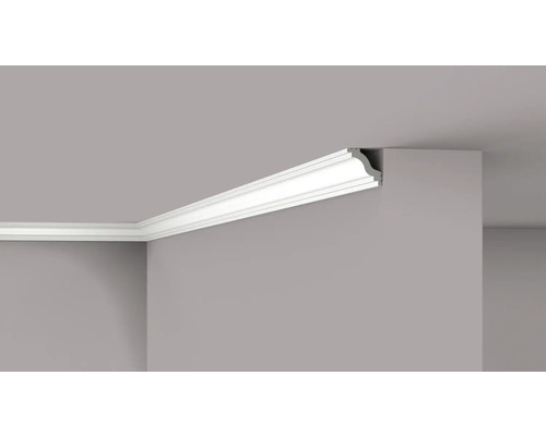 Corniche décorative blanche sur un plafond de pièce