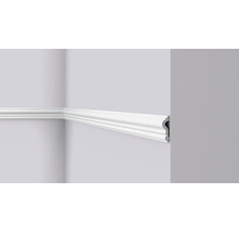 Moulure décorative blanche fixée à un mur