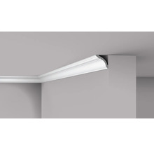 Corniche de plafond en polystyrène sur un mur