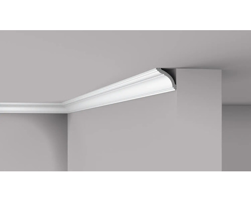 Corniche de plafond en polystyrène sur un mur