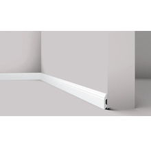 Plinthe blanche fixée à un mur