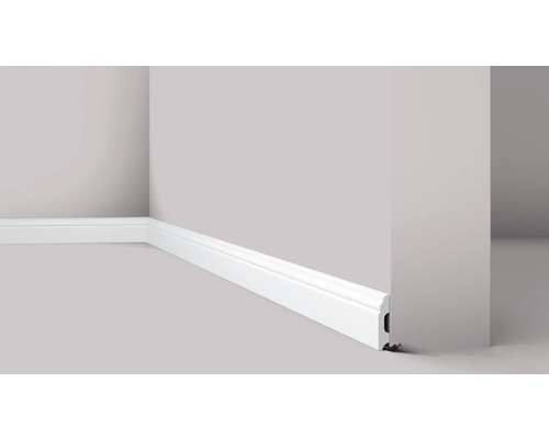 Plinthe blanche fixée à un mur