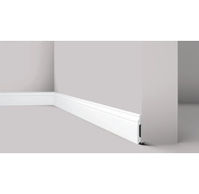 Plinthe blanche sur un mur