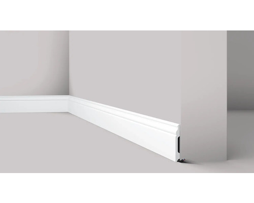 Plinthe blanche sur un mur